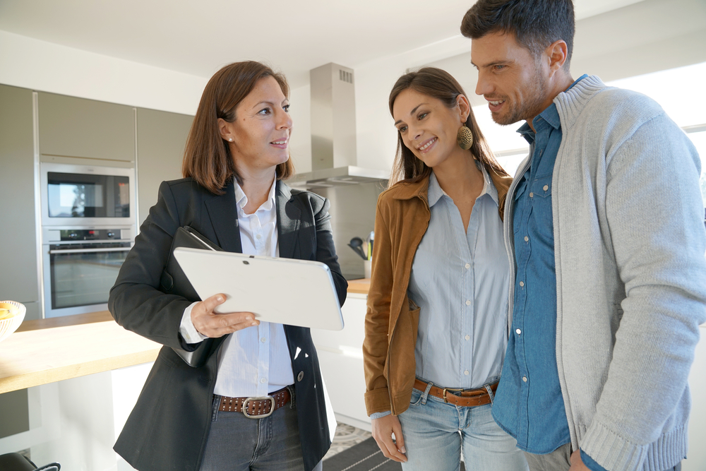 Couple,With,Real-estate,Agent,Visiting,House,For,Sale